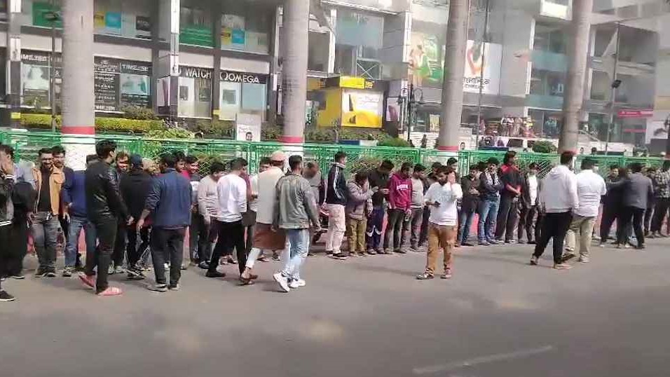 আজও রাস্তায় মোবাইল ব্যবসায়ীরা, এনইআইআর স্থগিতসহ কয়েকটি দাবি